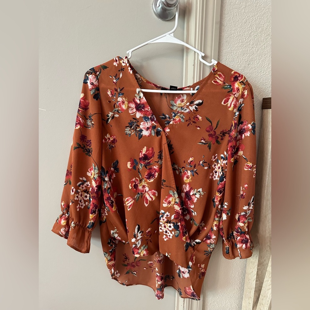BCX Junior’s Floral Surplice Top. Size Small